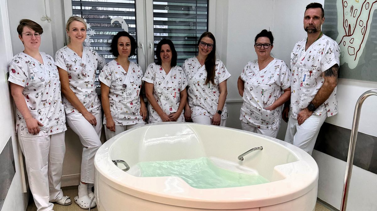 Nemocnice Šumperk má novou porodní vanu, umožňuje rodit do vody